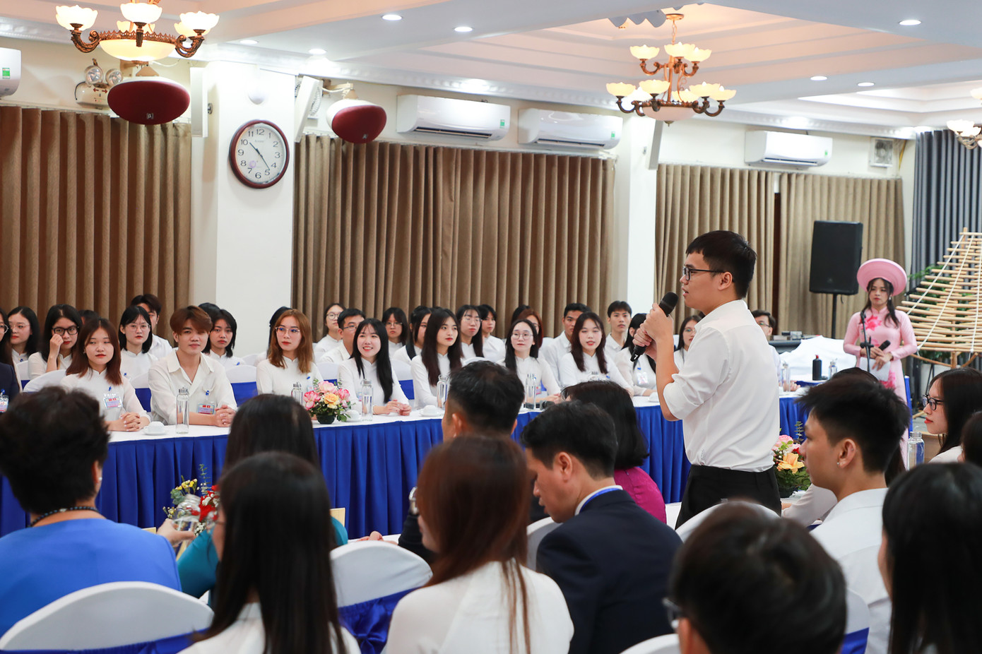 Các bạn sinh viên ĐHQG Hà Nội gửi những câu hỏi giao lưu tới hai phu nhân. Các bạn sinh viên ĐHQG Hà Nội gửi những câu hỏi giao lưu tới hai phu nhân.