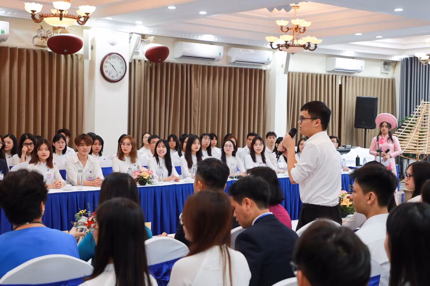 Các bạn sinh viên ĐHQG Hà Nội gửi những câu hỏi giao lưu tới hai phu nhân.