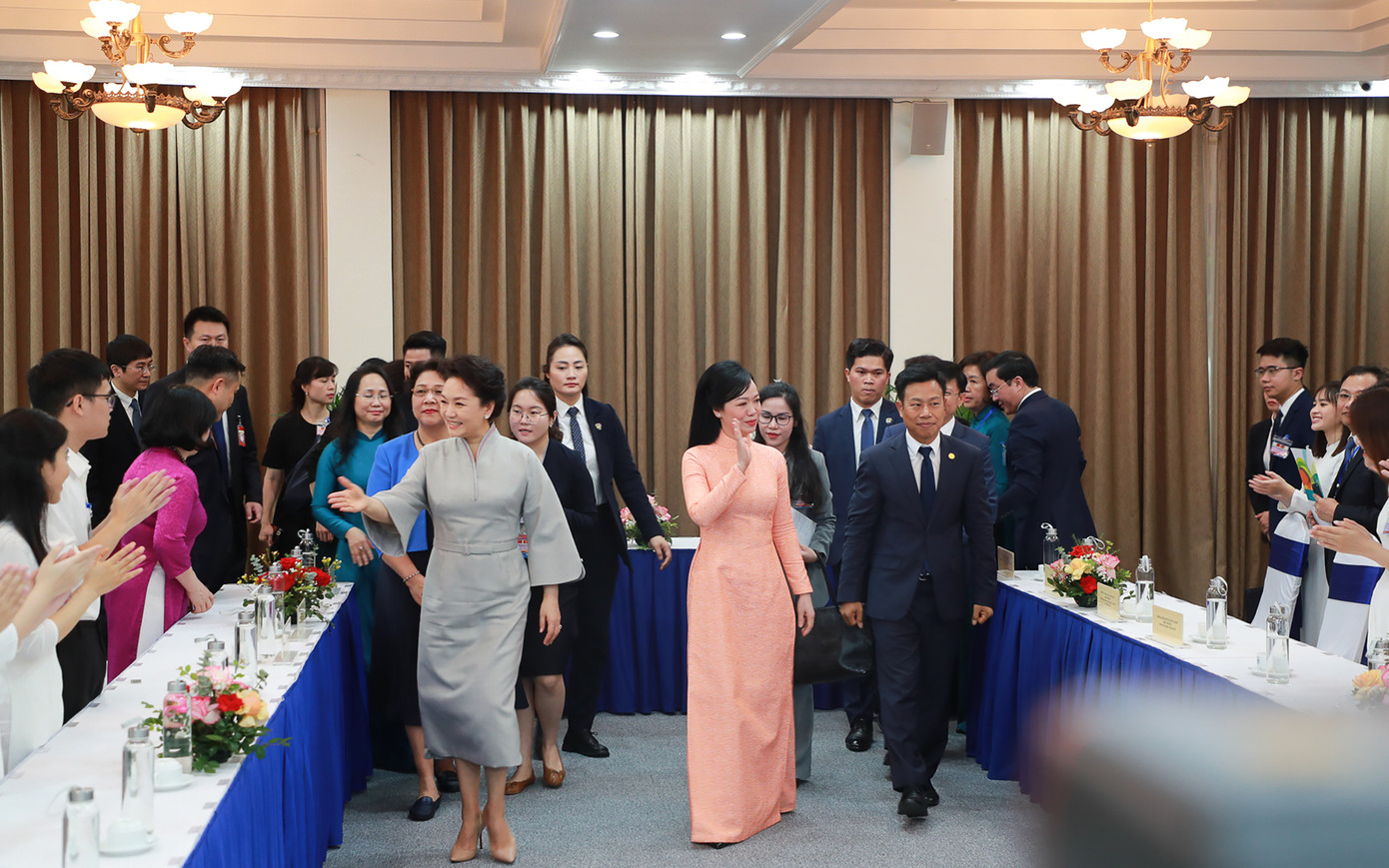 Phu nhân Tổng Bí thư, Chủ tịch nước Trung Quốc Tập Cận Bình - GS Bành Lệ Viên (trái) và Phu nhân Chủ tịch nước Việt Nam - bà Phan Thị Thanh Tâm được sinh viên ĐHQG Hà Nội nhiệt liệt chào đón. Phu nhân Tổng Bí thư, Chủ tịch nước Trung Quốc Tập Cận Bình - GS Bành Lệ Viên (trái) và Phu nhân Chủ tịch nước Việt Nam - bà Phan Thị Thanh Tâm được sinh viên ĐHQG Hà Nội nhiệt liệt chào đón.