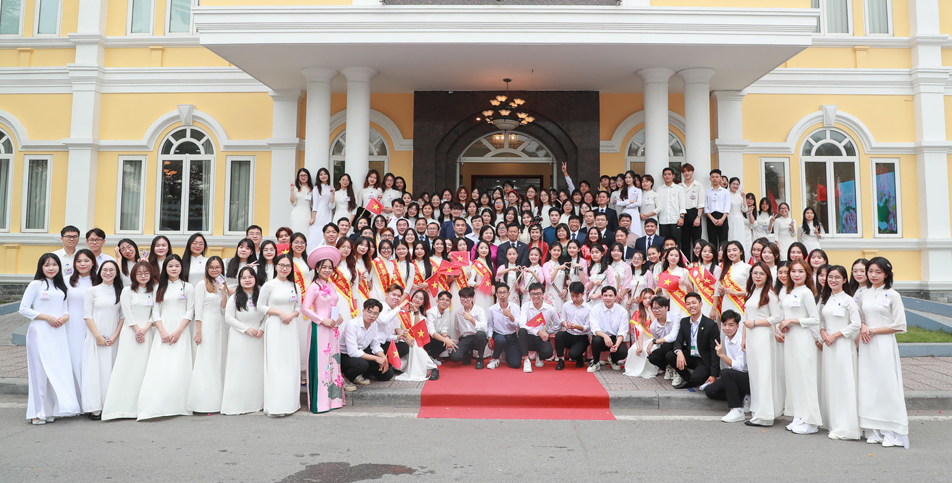 Hàng trăm sinh viên ĐHQG Hà Nội tham dự chương trình. Hàng trăm sinh viên ĐHQG Hà Nội tham dự chương trình.