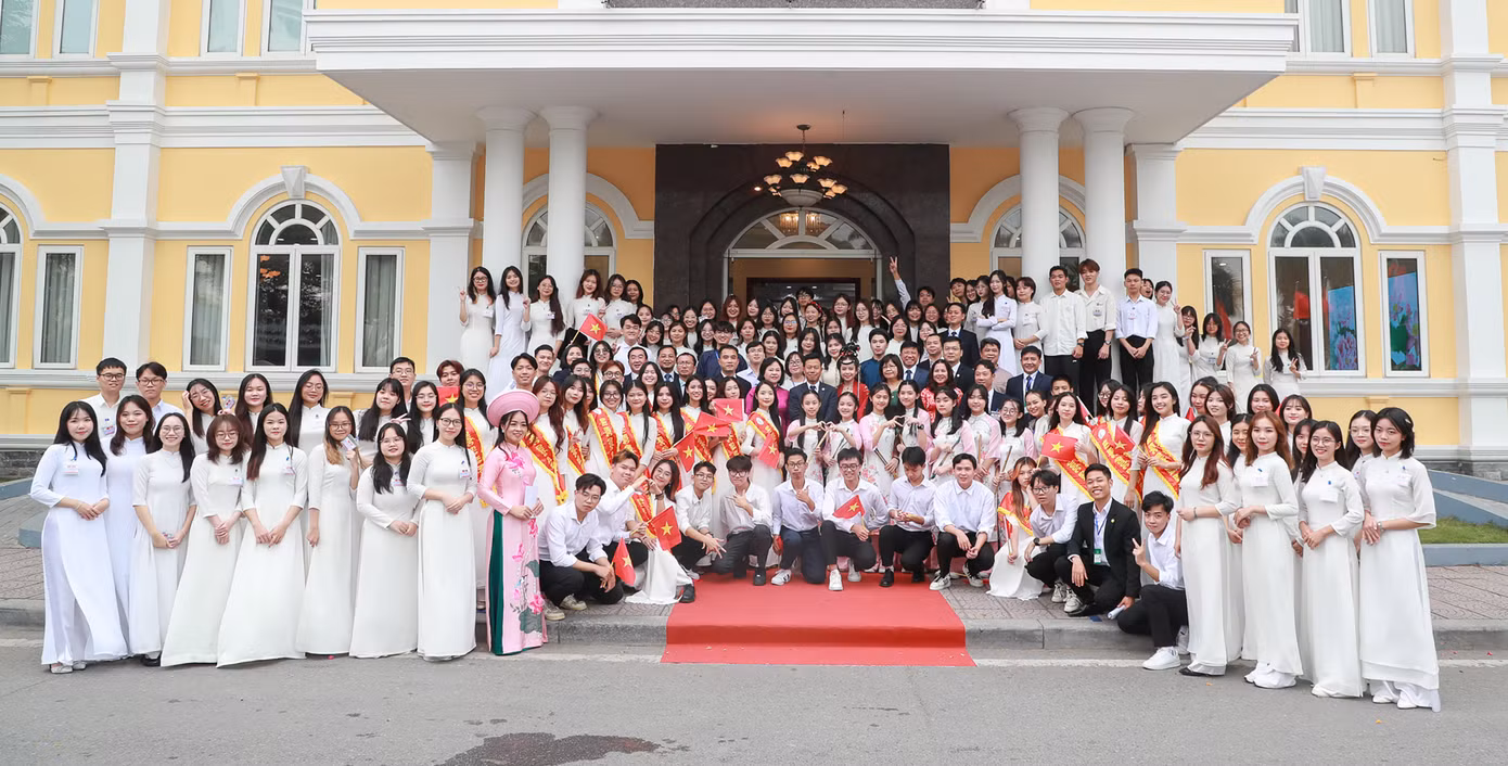 Hàng trăm sinh viên ĐHQG Hà Nội tham dự chương trình.
