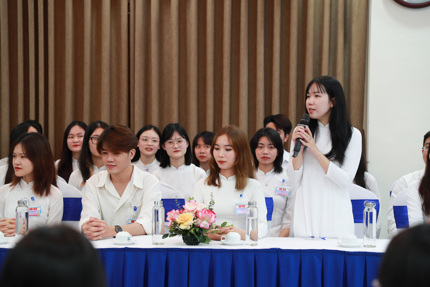 Các bạn sinh viên ĐHQG Hà Nội gửi những câu hỏi giao lưu tới hai phu nhân. Các bạn sinh viên ĐHQG Hà Nội gửi những câu hỏi giao lưu tới hai phu nhân.