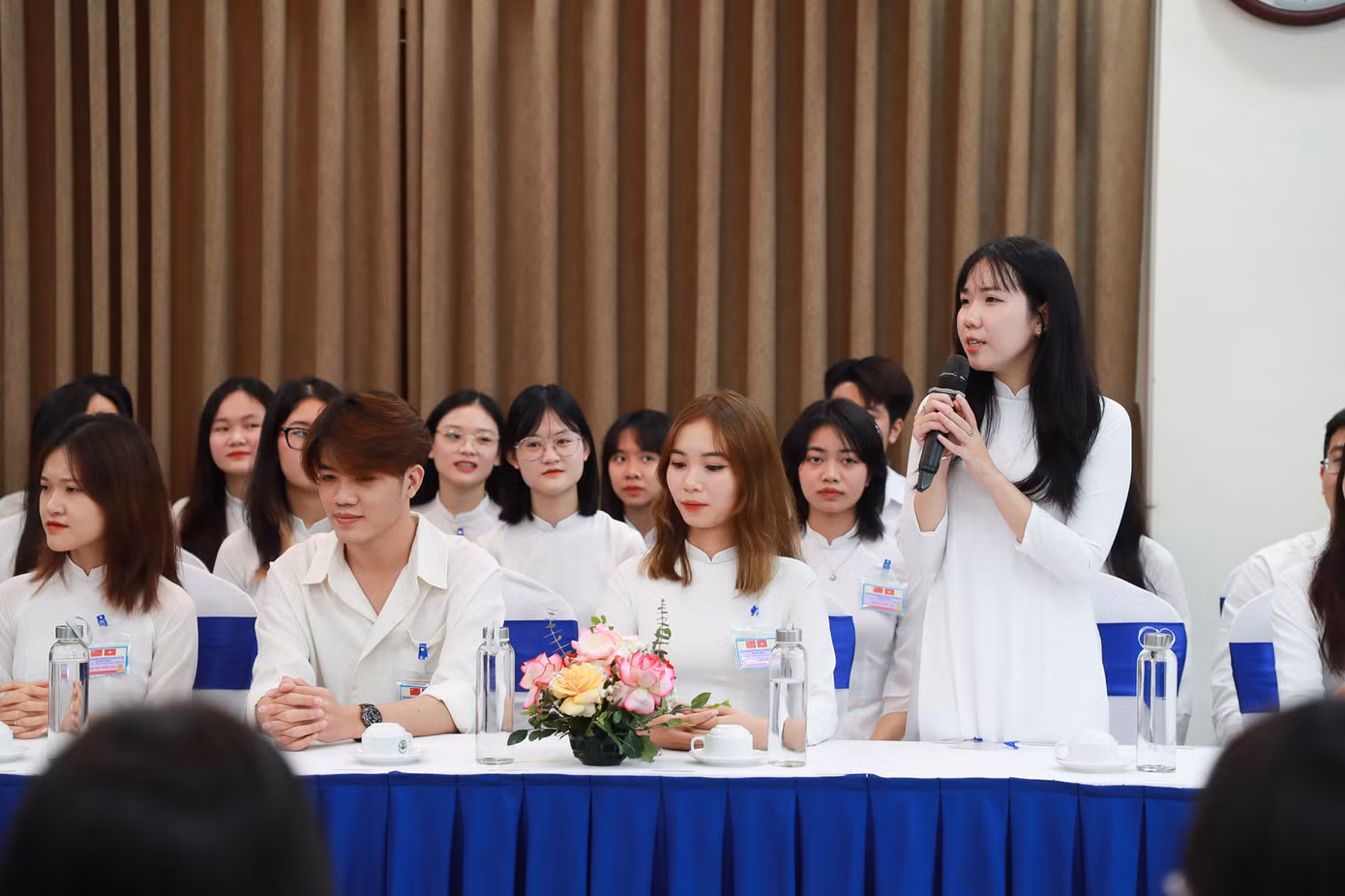 Các bạn sinh viên ĐHQG Hà Nội gửi những câu hỏi giao lưu tới hai phu nhân.