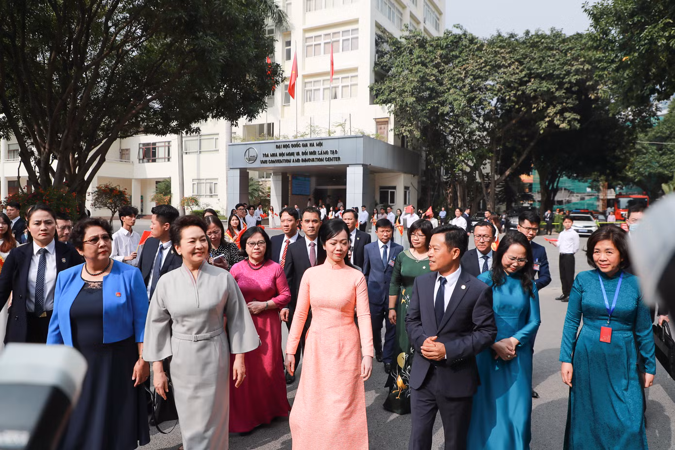 Bà Bành Lệ Viên và bà Phan Thị Thanh Tâm đến ĐHQG Hà Nội.