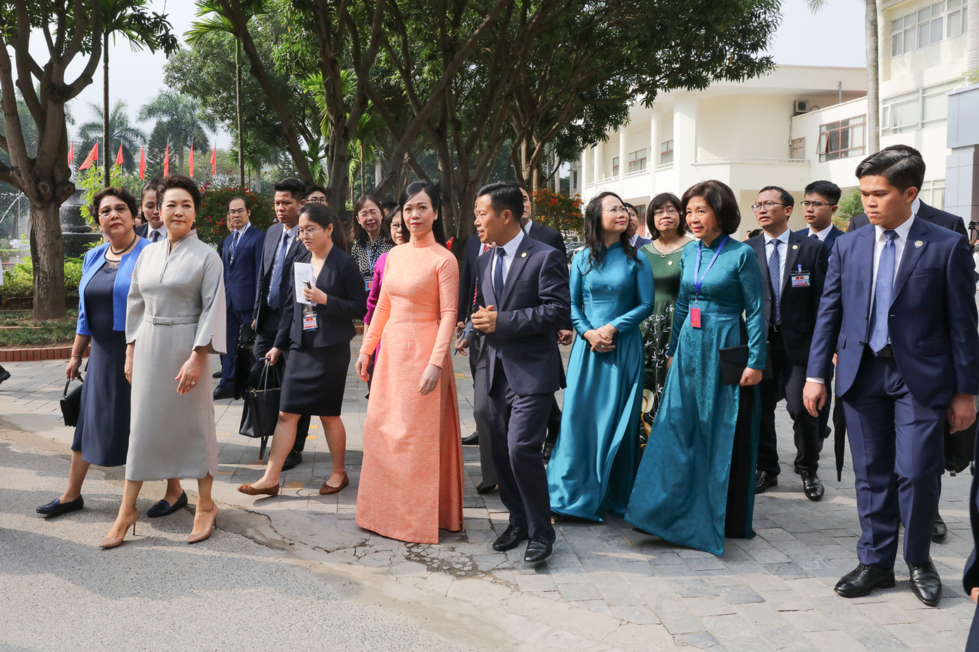 Tham dự buổi đón tiếp hai phu nhân, có: Phó Chánh Văn phòng thường trực Văn phòng T.Ư Đảng Lâm Thị Phương Thanh; Phó Trưởng ban Thường trực Ban Đối ngoại T.Ư Nguyễn Thị Hoàng Vân; Phó Chủ nhiệm Văn phòng Chủ tịch nước Phan Thị Kim Oanh... Tham dự buổi đón tiếp hai phu nhân, có: Phó Chánh Văn phòng thường trực Văn phòng T.Ư Đảng Lâm Thị Phương Thanh; Phó Trưởng ban Thường trực Ban Đối ngoại T.Ư Nguyễn Thị Hoàng Vân; Phó Chủ nhiệm Văn phòng Chủ tịch nước Phan Thị Kim Oanh...