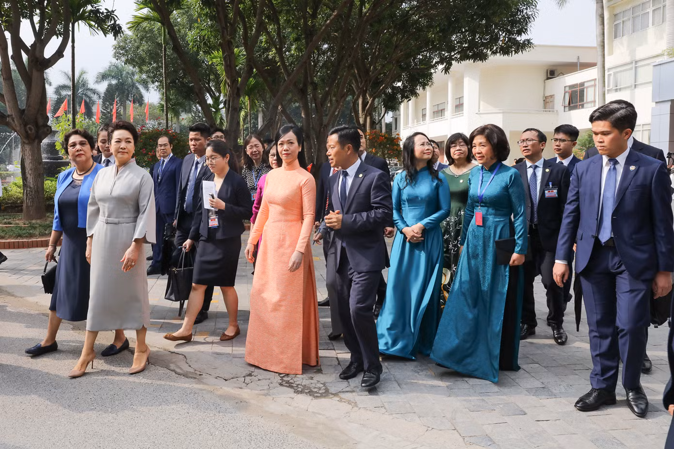 Tham dự buổi đón tiếp hai phu nhân, có: Phó Chánh Văn phòng thường trực Văn phòng T.Ư Đảng Lâm Thị Phương Thanh; Phó Trưởng ban Thường trực Ban Đối ngoại T.Ư Nguyễn Thị Hoàng Vân; Phó Chủ nhiệm Văn phòng Chủ tịch nước Phan Thị Kim Oanh...