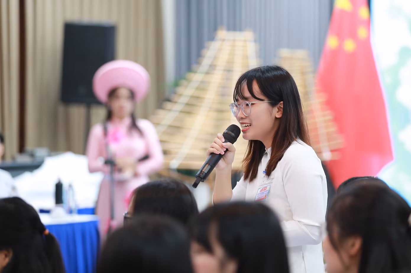 Các bạn sinh viên ĐHQG Hà Nội gửi những câu hỏi giao lưu tới hai phu nhân.