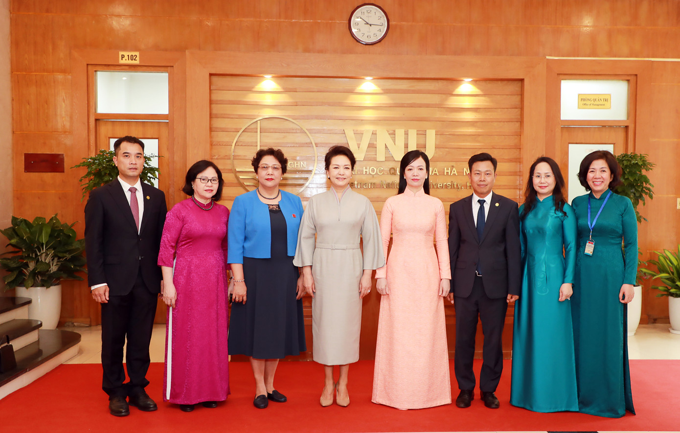 Bà Bành Lệ Viên và bà Phan Thị Thanh Tâm cùng lãnh đạo ĐHQG Hà Nội. Bà Bành Lệ Viên và bà Phan Thị Thanh Tâm cùng lãnh đạo ĐHQG Hà Nội.