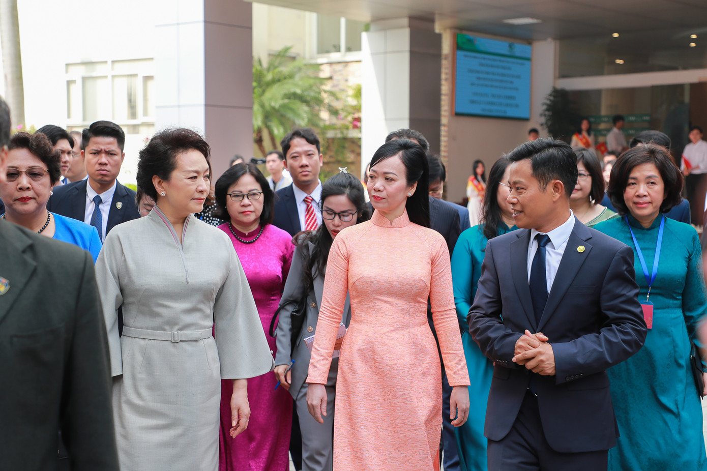 Phu nhân Tổng Bí thư, Chủ tịch nước Trung Quốc Tập Cận Bình - GS Bành Lệ Viên (trái) và phu nhân Chủ tịch nước Võ Văn Thưởng - bà Phan Thị Thanh Tâm đến thăm ĐHQG Hà Nội. Phu nhân Tổng Bí thư, Chủ tịch nước Trung Quốc Tập Cận Bình - GS Bành Lệ Viên (trái) và phu nhân Chủ tịch nước Võ Văn Thưởng - bà Phan Thị Thanh Tâm đến thăm ĐHQG Hà Nội.