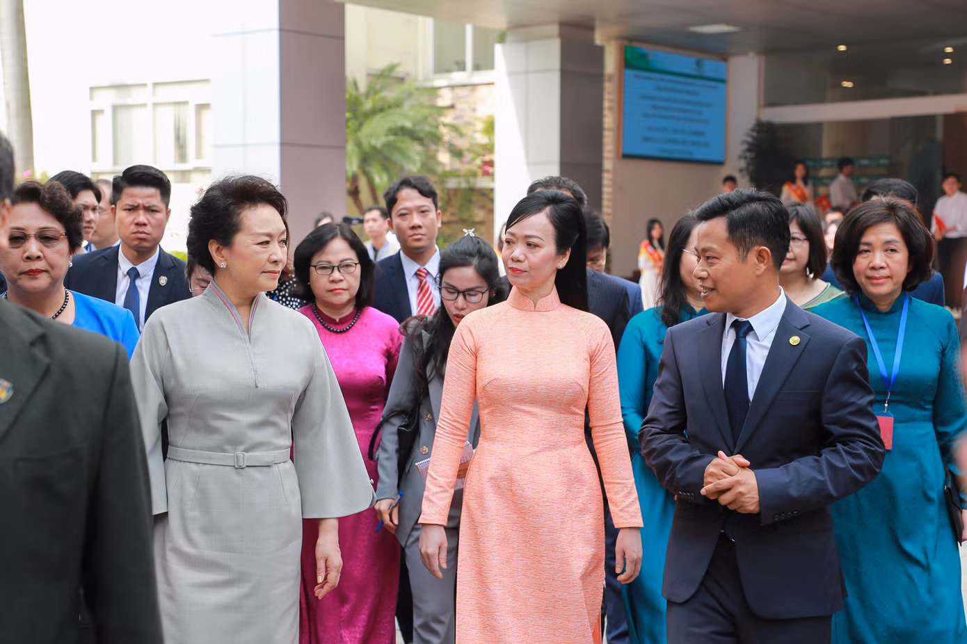 Phu nhân Tổng Bí thư, Chủ tịch nước Trung Quốc Tập Cận Bình - GS Bành Lệ Viên (trái) và phu nhân Chủ tịch nước Võ Văn Thưởng - bà Phan Thị Thanh Tâm đến thăm ĐHQG Hà Nội.