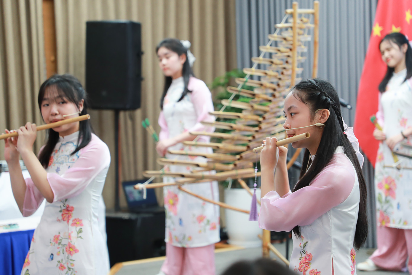 Những tiết mục âm nhạc cùng tài năng thư pháp của sinh viên được thể hiện tại chương trình. Những tiết mục âm nhạc cùng tài năng thư pháp của sinh viên được thể hiện tại chương trình.