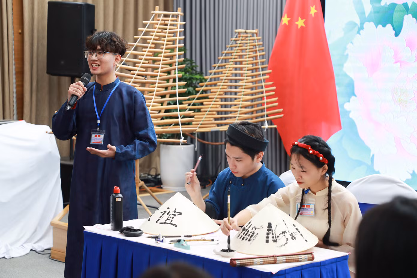 Những tiết mục âm nhạc cùng tài năng thư pháp của sinh viên được thể hiện tại chương trình.