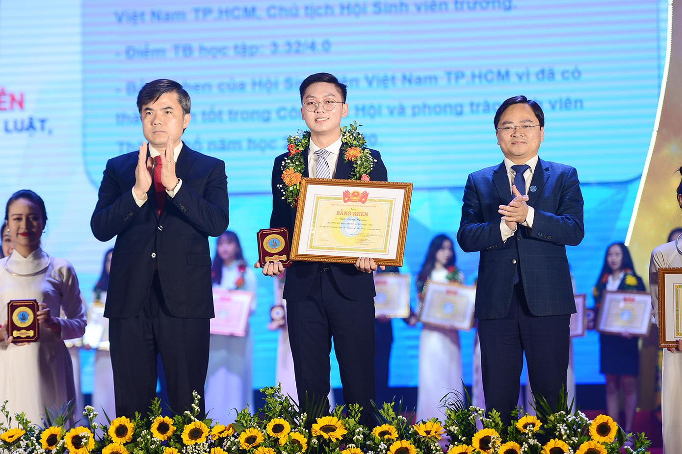 Ngô Trọng Nguyễn, Chủ tịch Hội Sinh viên trường ĐH Kinh tế - Luật (ĐHQG TP. HCM) được tuyên dương là "Sinh viên 5 tốt" cấp T.Ư. Ngô Trọng Nguyễn, Chủ tịch Hội Sinh viên trường ĐH Kinh tế - Luật (ĐHQG TP. HCM) được tuyên dương là "Sinh viên 5 tốt" cấp T.Ư.