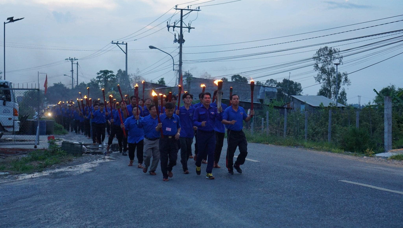 Nghi thức rước đuốc diễn ra với quãng đường dài 2 km từ UBND xã Phú Thọ đến Nghĩa trang liệt sĩ huyện Tam Nông. Nghi thức rước đuốc diễn ra với quãng đường dài 2 km từ UBND xã Phú Thọ đến Nghĩa trang liệt sĩ huyện Tam Nông.