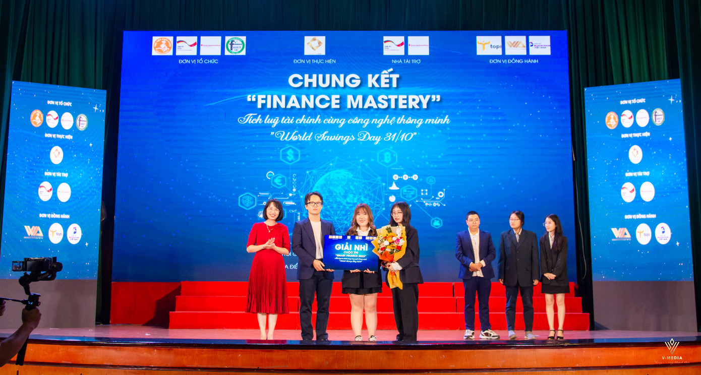 Ban Tổ chức trao giải cho các đội thi. Ban Tổ chức trao giải cho các đội thi.