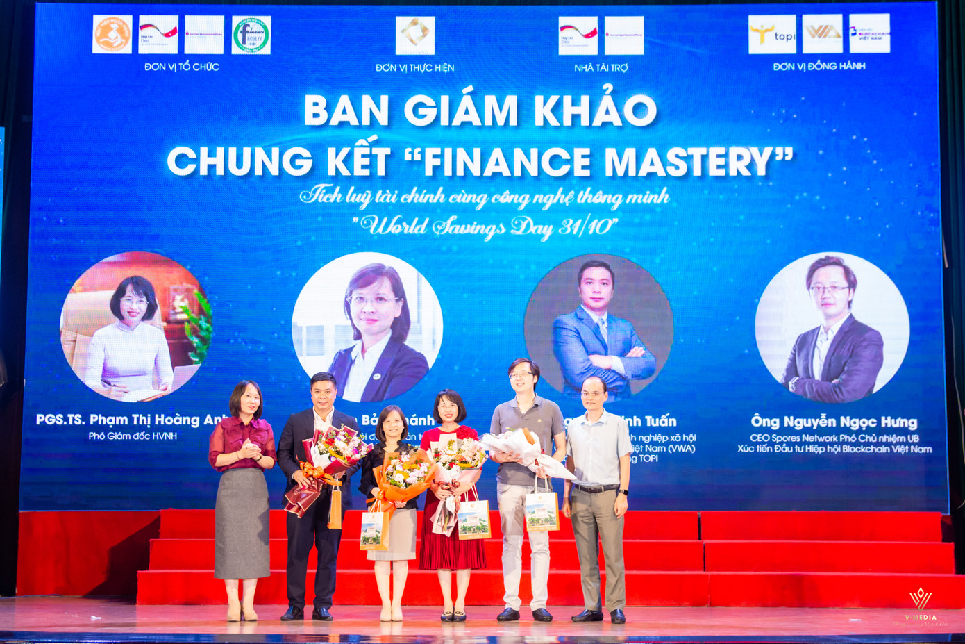 Đại diện Ban Tổ chức tặng hoa Ban Giám khảo cuộc thi. Đại diện Ban Tổ chức tặng hoa Ban Giám khảo cuộc thi.