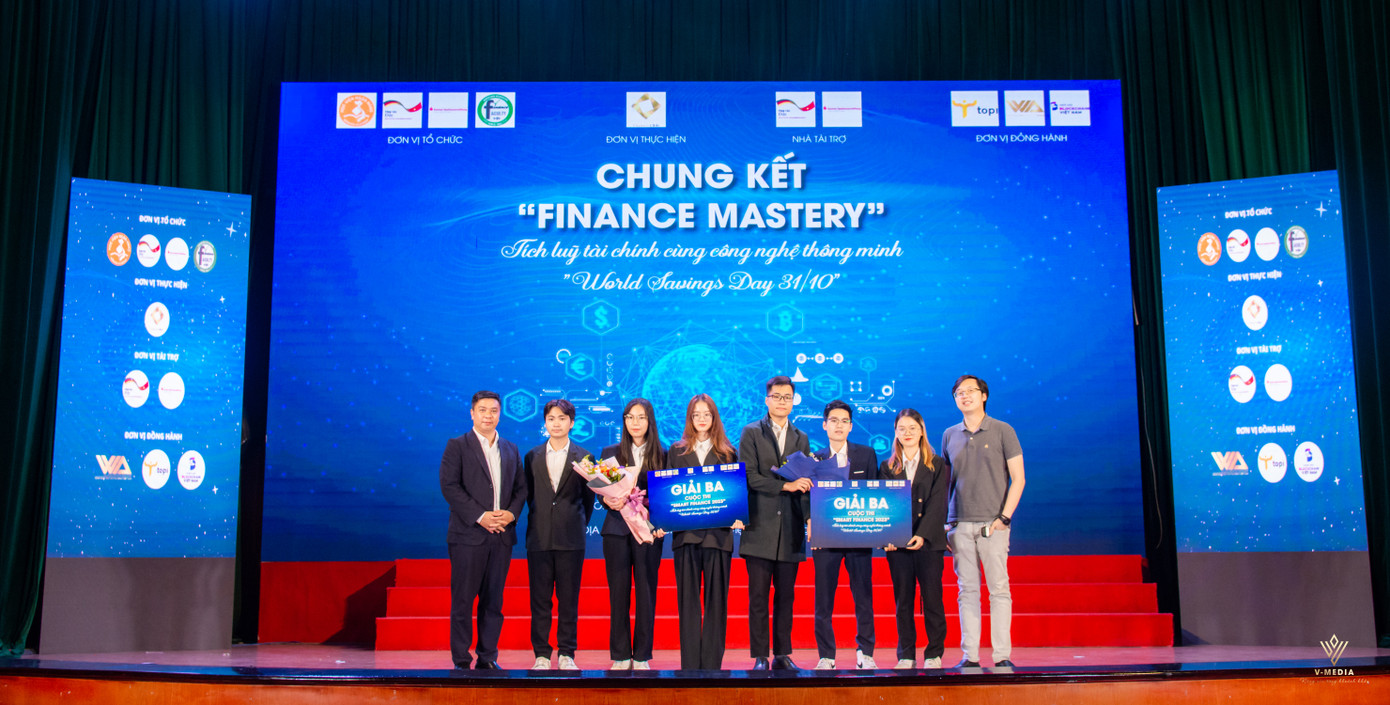 Ban Tổ chức trao giải cho các đội thi. Ban Tổ chức trao giải cho các đội thi.