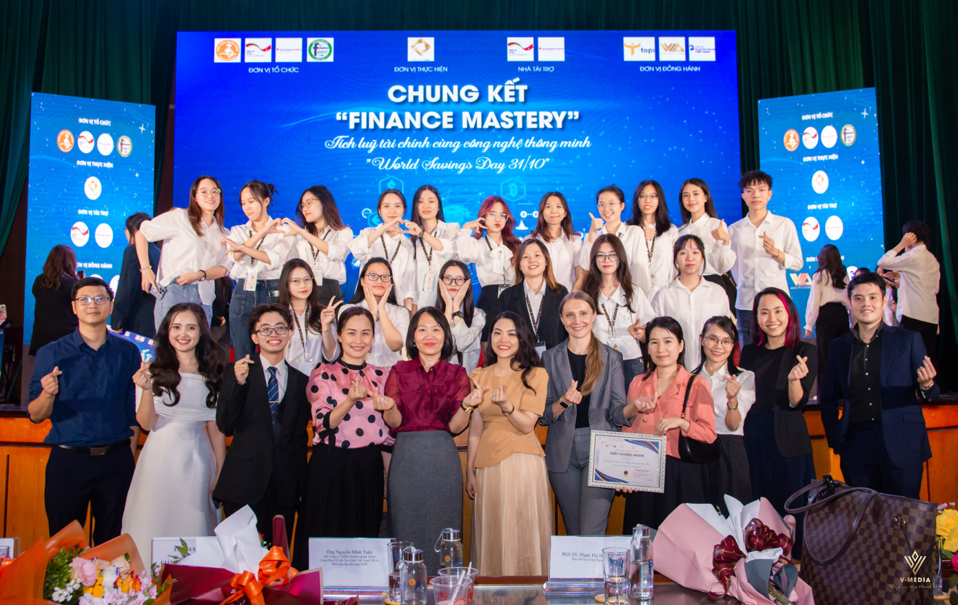 Chung kết Cuộc thi 'Smart Finance 2023 mùa 2 – Tích luỹ tài chính cùng công nghệ thông minh'. Chung kết Cuộc thi 'Smart Finance 2023 mùa 2 – Tích luỹ tài chính cùng công nghệ thông minh'.