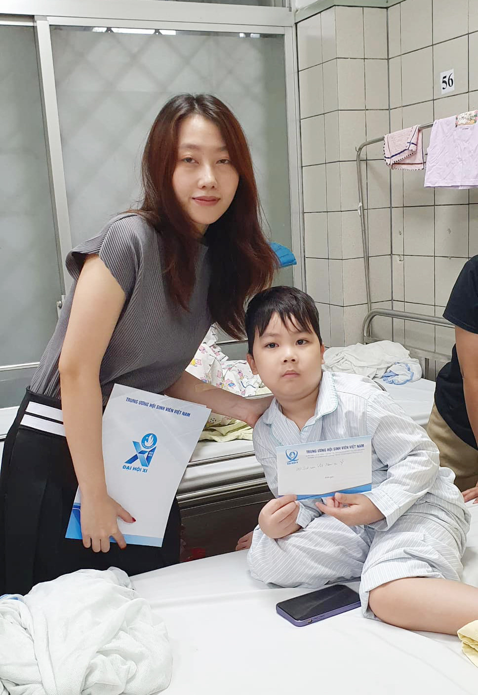 Đại diện Ban Thư ký của Hội Sinh viên Việt Nam tại Italia đến trao tặng số tiền quyên góp trị giá 29 triệu đồng ủng hộ nạn nhân vụ cháy chung cư mini tại Khương Hạ (Thanh Xuân, TP. Hà Nội).