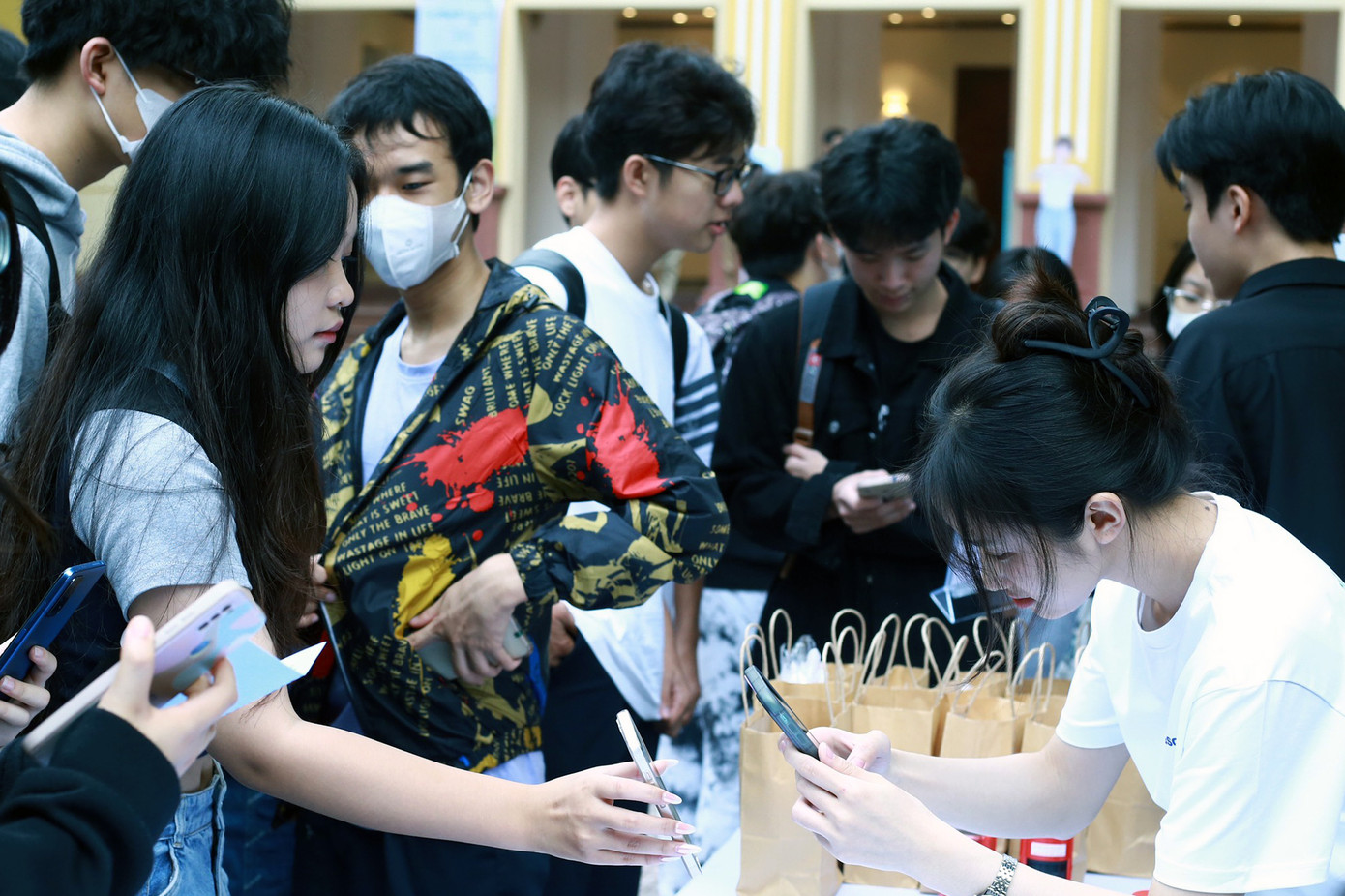 Tại chương trình còn có nhiều hoạt động tái chế rác thải, đổi rác nhựa lấy cây, gian hàng thân thiện môi trường…, thu hút đông đảo sinh viên, thanh niên tham gia. Tại chương trình còn có nhiều hoạt động tái chế rác thải, đổi rác nhựa lấy cây, gian hàng thân thiện môi trường…, thu hút đông đảo sinh viên, thanh niên tham gia.