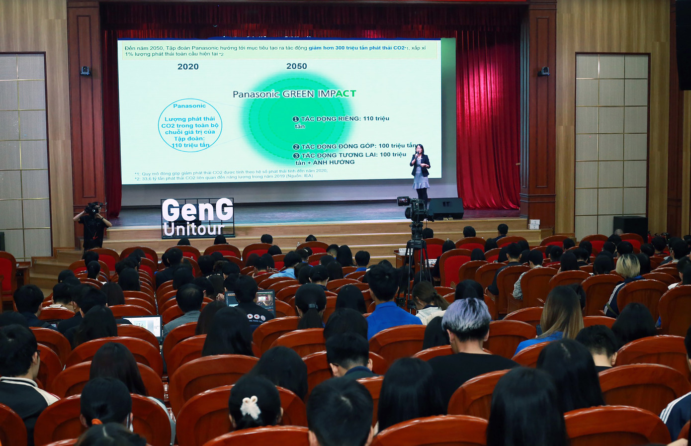 Talkshow "Biến đổi khí hậu và dấu chân carbon của thanh niên", có sự tham gia của các chuyên gia, đại sứ, những bạn trẻ tài năng và nổi tiếng với vai trò tiên phong trong các hoạt động môi trường xã hội đã chia sẻ cách thức lựa chọn hướng tới lối sống xanh. Talkshow "Biến đổi khí hậu và dấu chân carbon của thanh niên", có sự tham gia của các chuyên gia, đại sứ, những bạn trẻ tài năng và nổi tiếng với vai trò tiên phong trong các hoạt động môi trường xã hội đã chia sẻ cách thức lựa chọn hướng tới lối sống xanh.