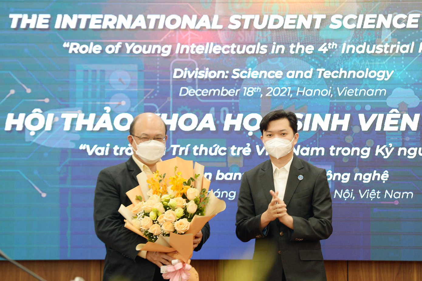 Anh Nguyễn Minh Triết - Bí thư T.Ư Đoàn, Phó Chủ tịch thường trực T.Ư Hội Sinh viên Việt Nam tặng hoa cảm ơn Hiệu trưởng trường ĐH Bách khoa Hà Nội. Anh Nguyễn Minh Triết - Bí thư T.Ư Đoàn, Phó Chủ tịch thường trực T.Ư Hội Sinh viên Việt Nam tặng hoa cảm ơn Hiệu trưởng trường ĐH Bách khoa Hà Nội.