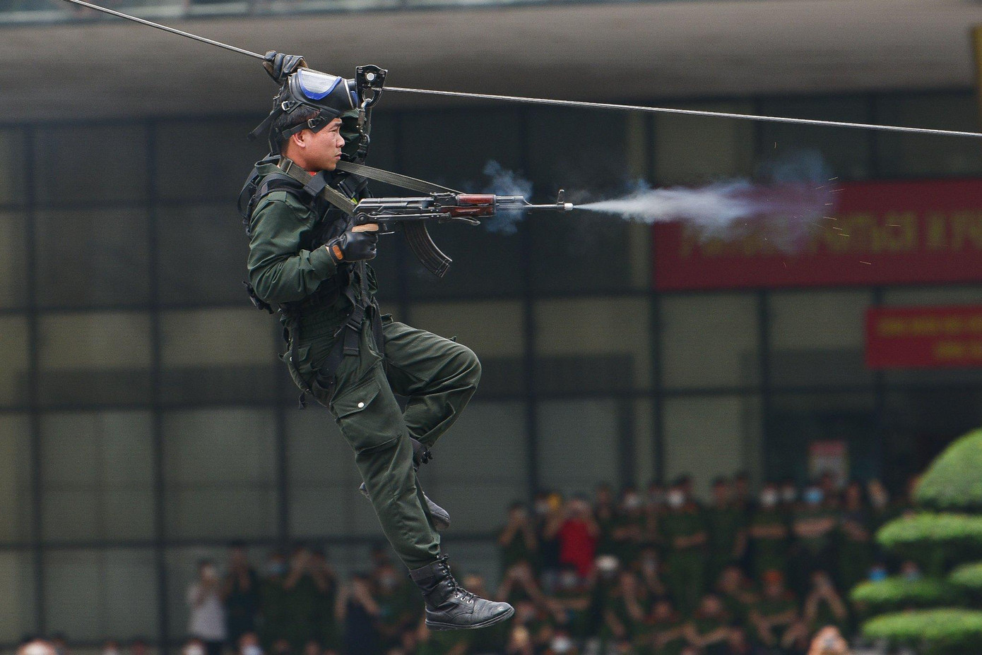 Phần diễn tập các kỹ thuật, chiến thuật do Tiểu đoàn Cảnh sát đặc nhiệm số 1 K02 phối hợp với khoa Cảnh sát vũ trang thực hiện đã khép lại Chương trình diễn tập chào mừng 54 năm Ngày thành lập Học viện Cảnh sát nhân dân, 15 năm thành lập khoa Cảnh sát vũ trang và chủ động, sẵn sàng ra quân thực hiện nhiệm vụ bảo đảm ANTT cho SEA Games 31 của Trung đoàn Cảnh sát dự bị đặc nhiệm E02.