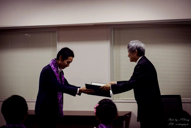 Giáo sư ĐH Kyoto trân trọng trao bằng tốt nghiệp cho TS Lê Văn Lịch.