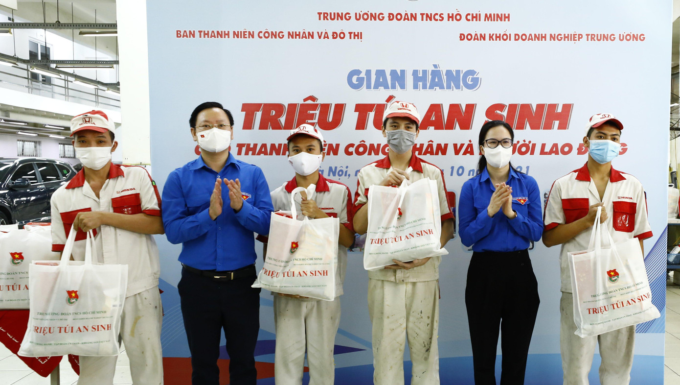 Ban Tổ chức trao tặng “Túi quà an sinh” cho người dân tại buổi khai trương gian hàng “Triệu túi an sinh”.