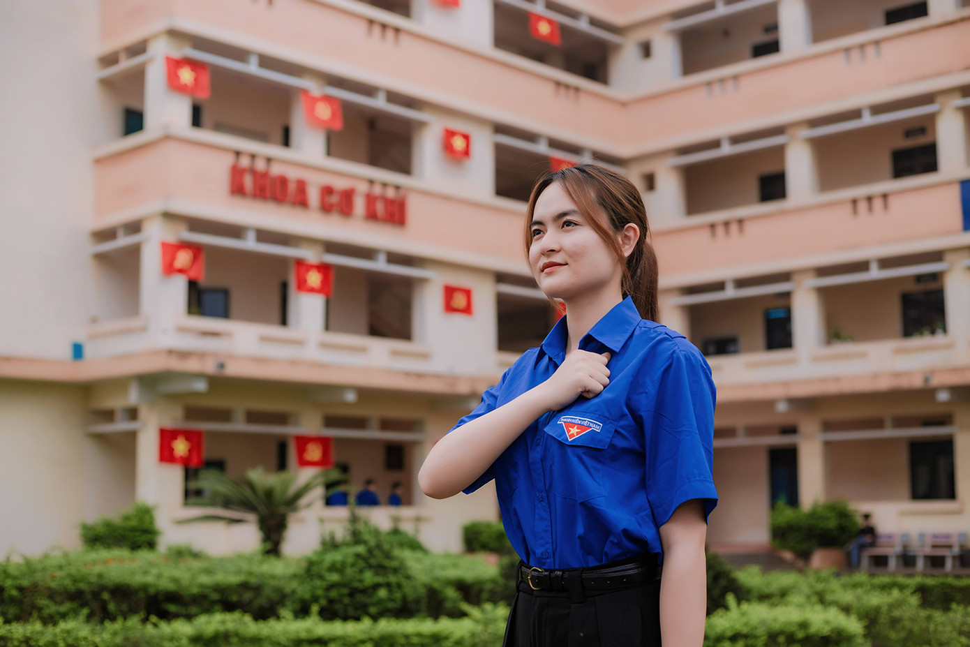 Sinh viên hào hứng check-in với lá cờ đỏ sao vàng. Sinh viên hào hứng check-in với lá cờ đỏ sao vàng.