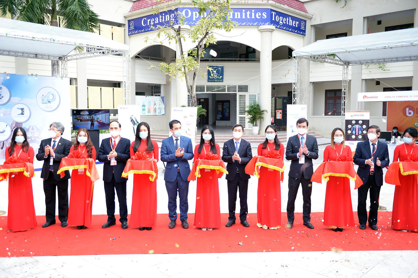 Các đại biểu tham gia cắt băng khai mạc triển lãm các công trình nghiên cứu khoa học đặc sắc đến từ các đơn vị tham gia hội nghị. Các đại biểu tham gia cắt băng khai mạc triển lãm các công trình nghiên cứu khoa học đặc sắc đến từ các đơn vị tham gia hội nghị.