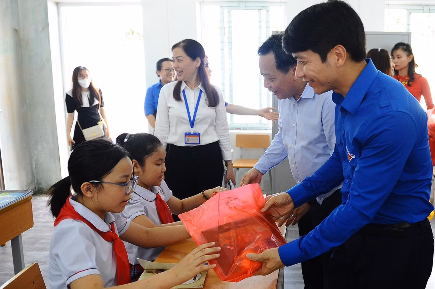 Anh Nguyễn Ngọc Lương - Bí thư T.Ư Đoàn tặng quà cho học sinh trong khuôn khổ Lễ ra quân Chiến dịch Thanh niên tình nguyện Hè 2022 của Thành Đoàn Hà Nội.