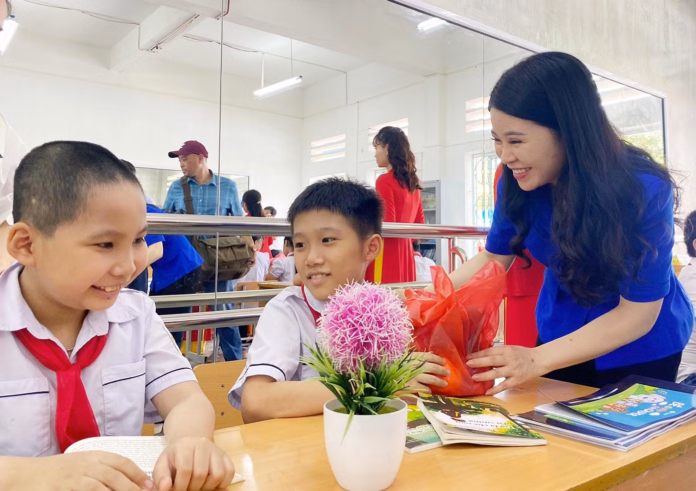 Bí thư Thành Đoàn Hà Nội Chu Hồng Minh tặng quà cho các em thiếu nhi.