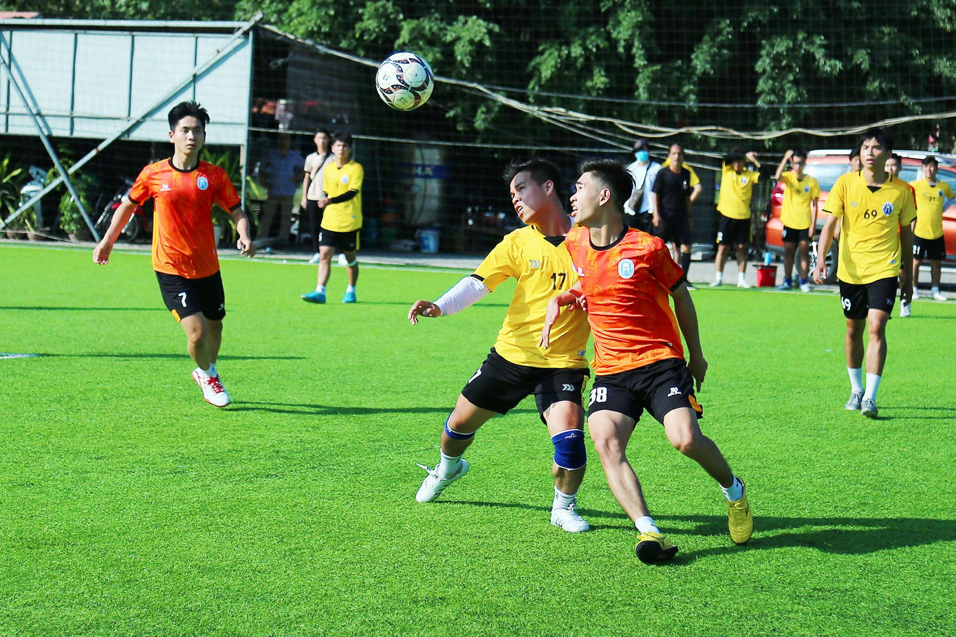 Màn tranh tài trong trận Chung kết bóng đá nam.