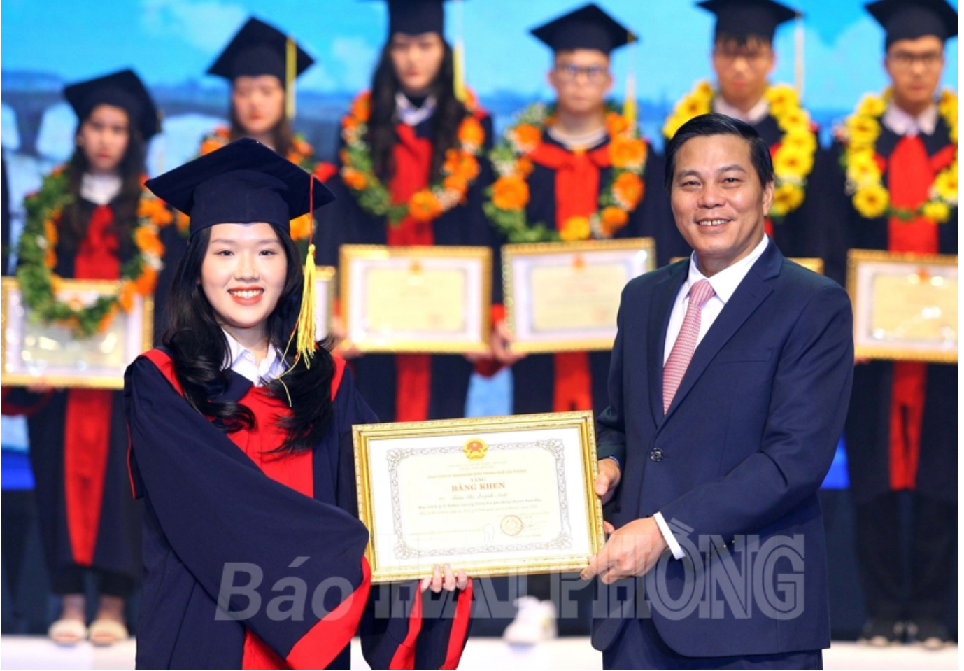 Ông Nguyễn Văn Tùng - Chủ tịch UBND TP. Hải Phòng vinh danh học sinh, sinh viên xuất sắc tiêu biểu. Ảnh: Báo Hải Phòng