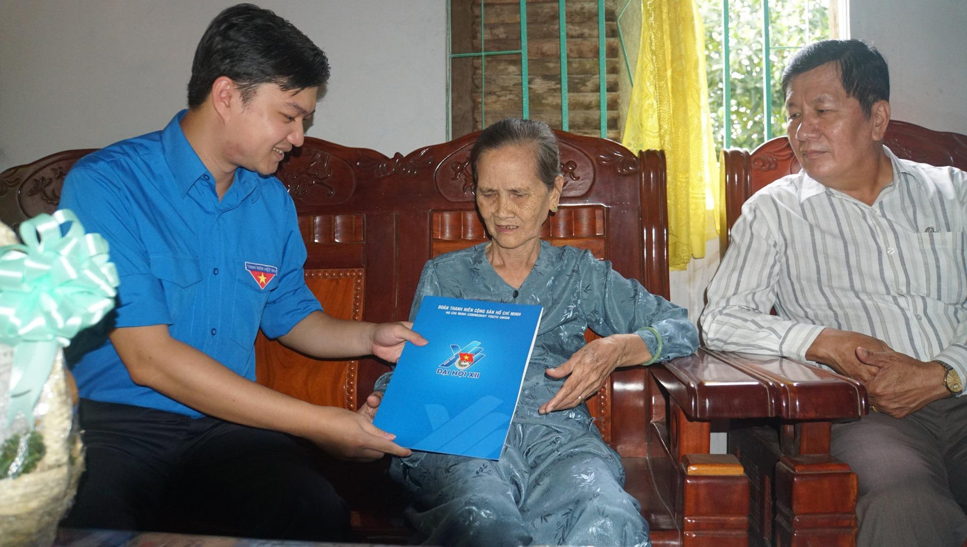 Anh Nguyễn Minh Triết – Bí thư T.Ư Đoàn, Chủ tịch T.Ư Hội Sinh viên Việt Nam đến thăm Mẹ Việt Nam Anh hùng Trần Thị Mười (80 tuổi).