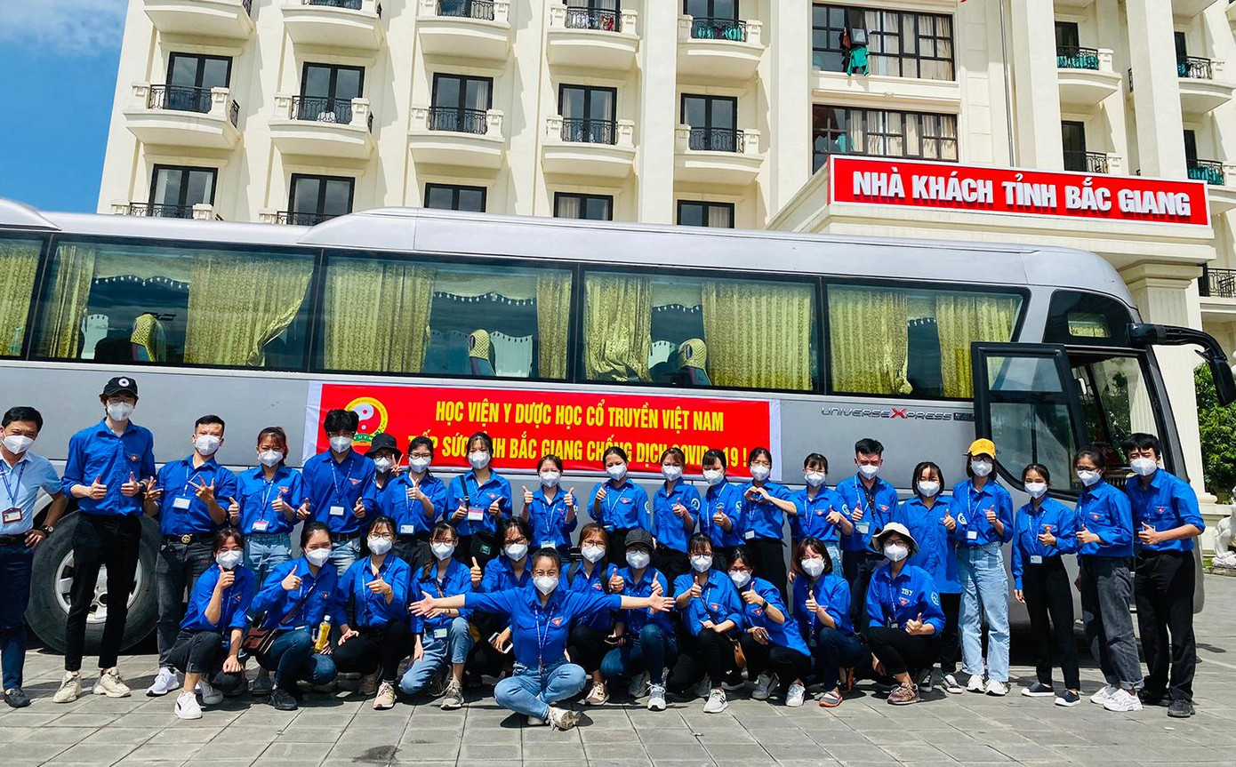 Các sinh viên đều được tập huấn đầy đủ trước khi ra quân về vùng tâm dịch. Các sinh viên đều được tập huấn đầy đủ trước khi ra quân về vùng tâm dịch.