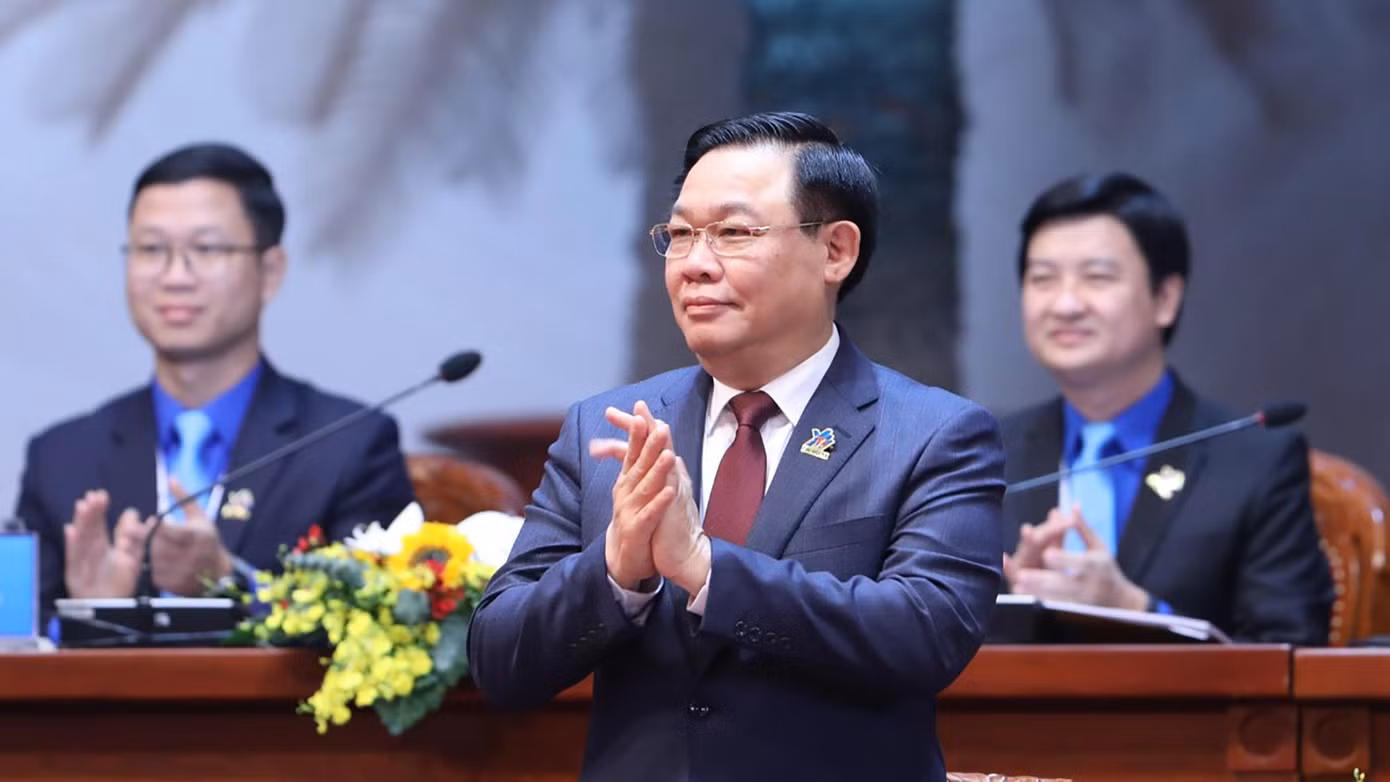 Chủ tịch Quốc hội Vương Đình Huệ tham gia Đoàn Chủ tịch Đại hội.
