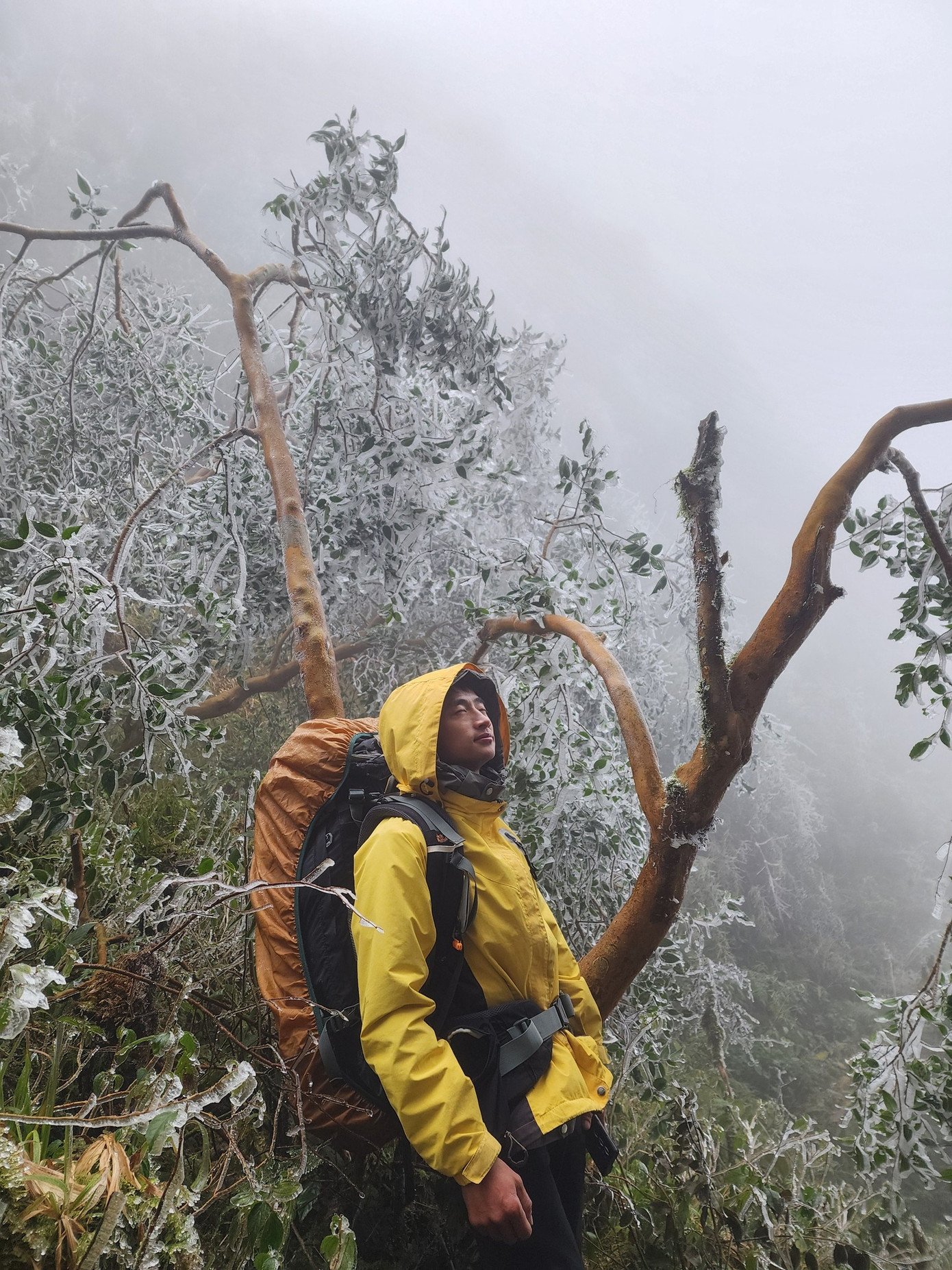 “Cuối năm là thời điểm tuyệt vời để leo núi, vừa để nhìn lại những gì đã qua, vừa khởi đầu một năm mới đầy năng lượng. Leo núi giúp mình sống chậm lại, kết nối sâu sắc hơn với thiên nhiên và những người đồng hành”, anh Full Thái tâm sự. “Cuối năm là thời điểm tuyệt vời để leo núi, vừa để nhìn lại những gì đã qua, vừa khởi đầu một năm mới đầy năng lượng. Leo núi giúp mình sống chậm lại, kết nối sâu sắc hơn với thiên nhiên và những người đồng hành”, anh Full Thái tâm sự.