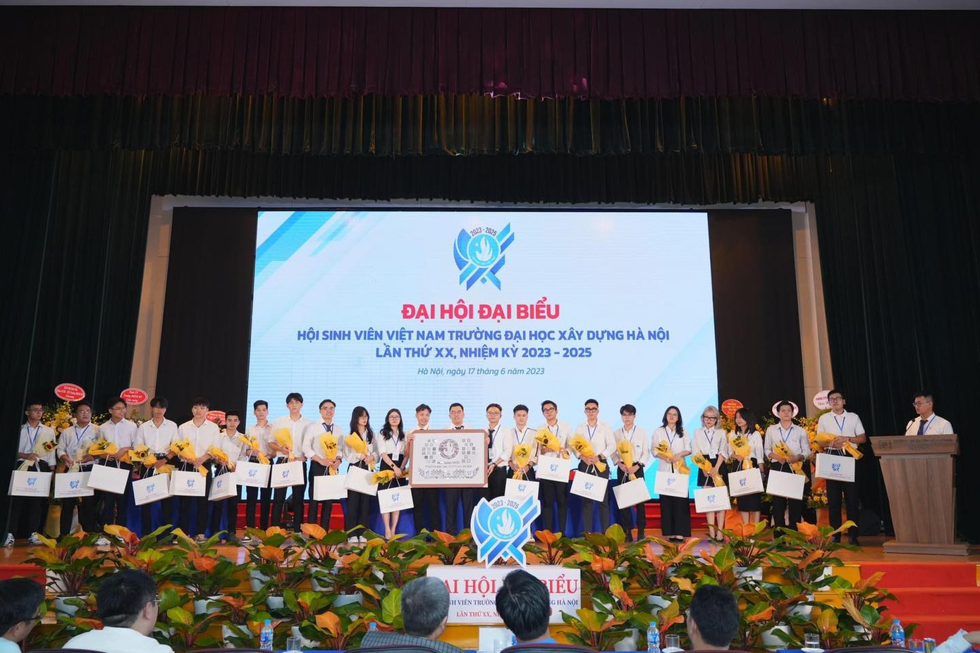 27 anh, chị tham gia Ban Chấp hành Hội Sinh viên trường ĐH Xây dựng Hà Nội khoá XX. 27 anh, chị tham gia Ban Chấp hành Hội Sinh viên trường ĐH Xây dựng Hà Nội khoá XX.