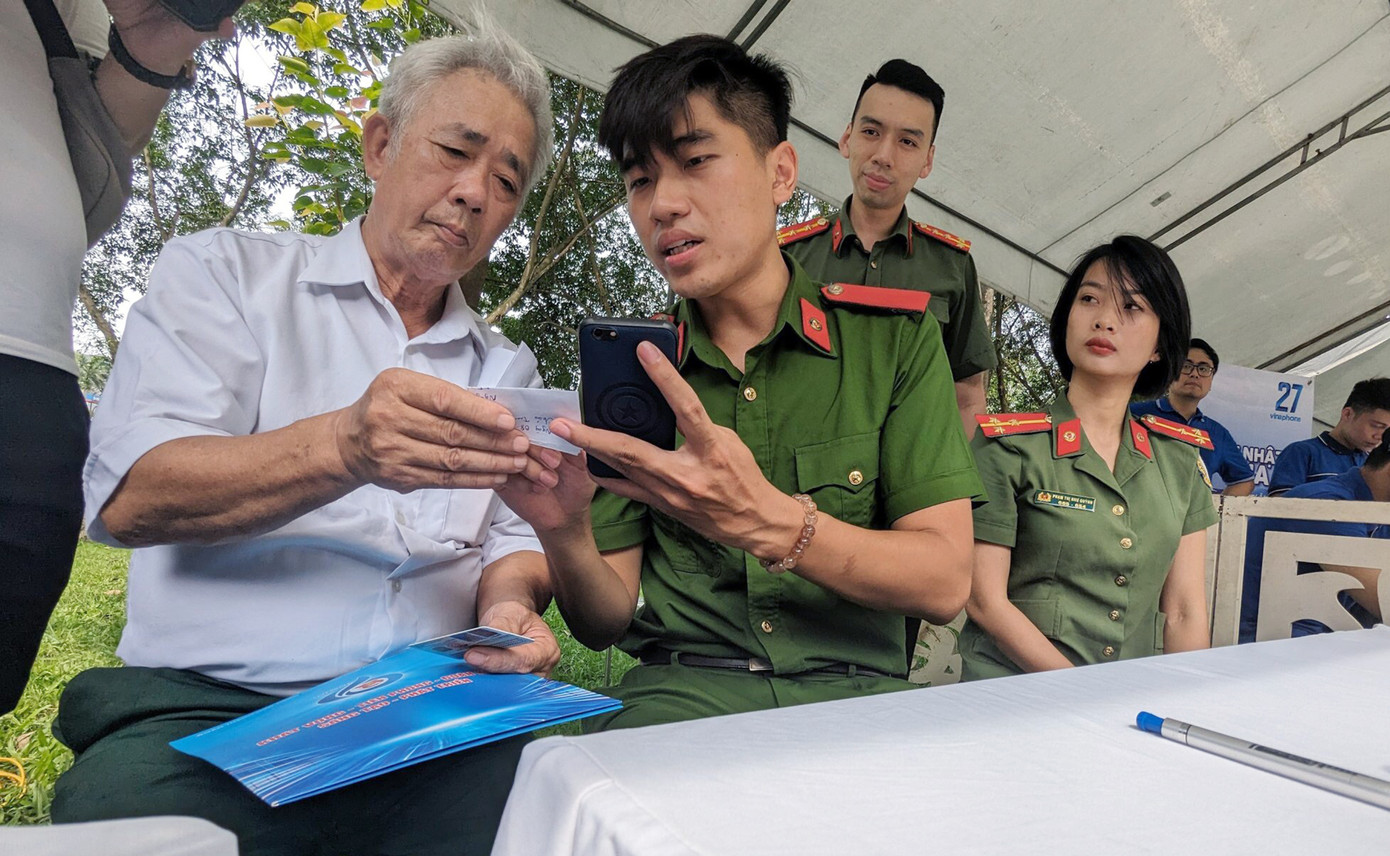 Các chiến sĩ công an Thủ đô hỗ trợ người dân đăng ký, cấp căn cước công dân, hộ chiếu, kích hoạt định danh điện tử.