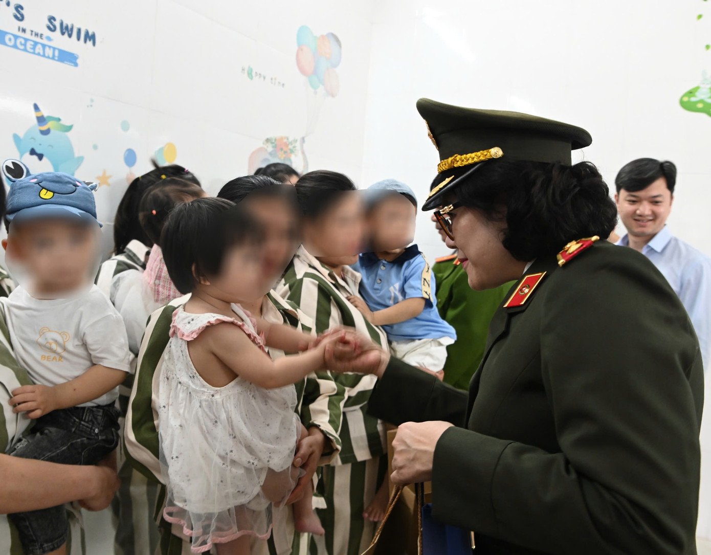 Ban tổ chức đã trao quà tặng các phạm nhân hoàn cảnh khó khăn, rèn luyện, cải tạo tốt.