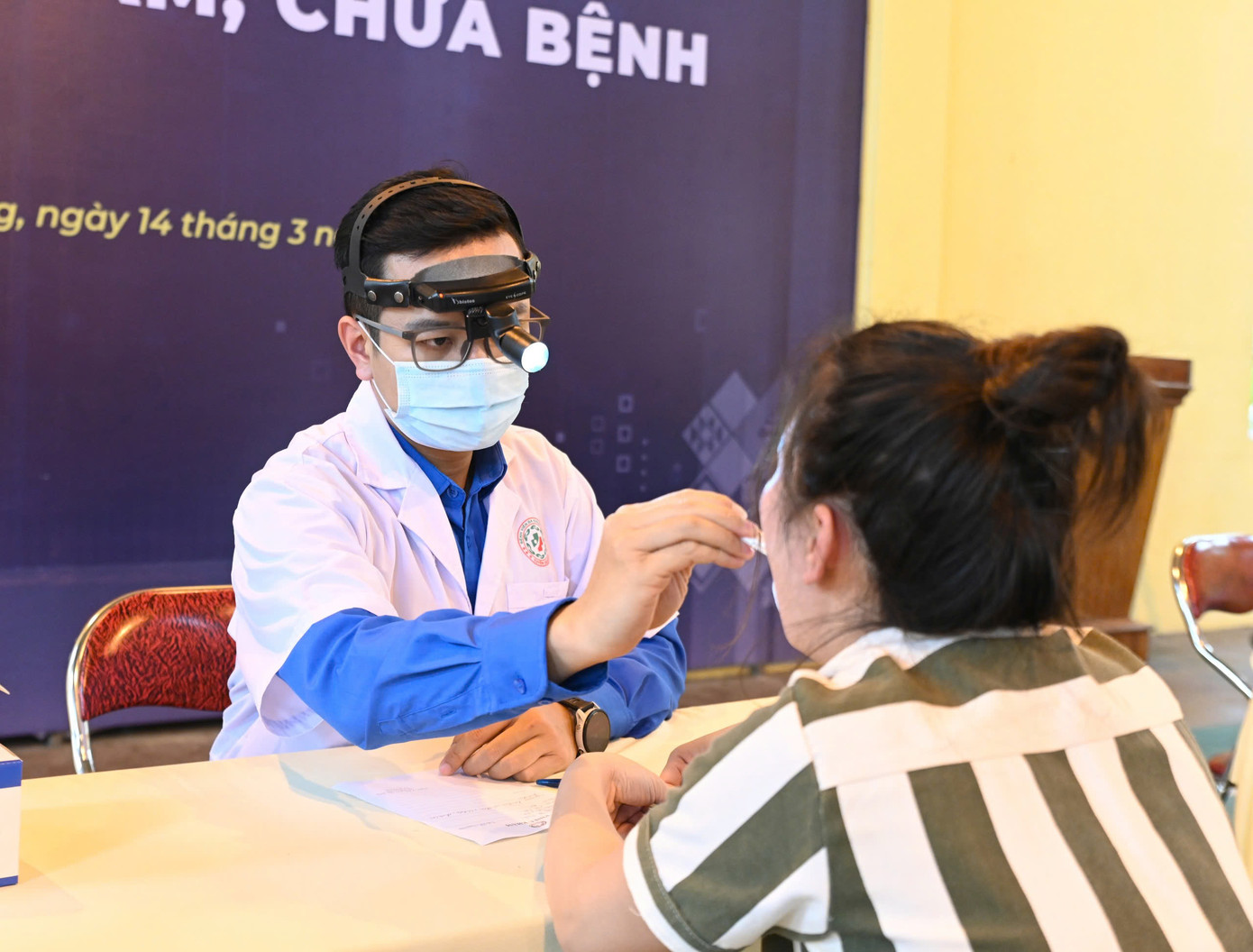 Các y, bác sĩ trẻ tình nguyện khám bệnh, phát thuốc miễn phí tặng các phạm nhân Trại giam Quyết Tiến (tỉnh Tuyên Quang).