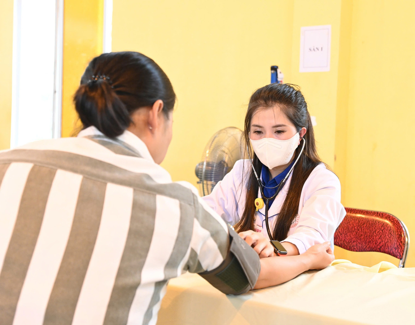 Các y, bác sĩ trẻ tình nguyện khám bệnh, phát thuốc miễn phí tặng các phạm nhân Trại giam Quyết Tiến (tỉnh Tuyên Quang).