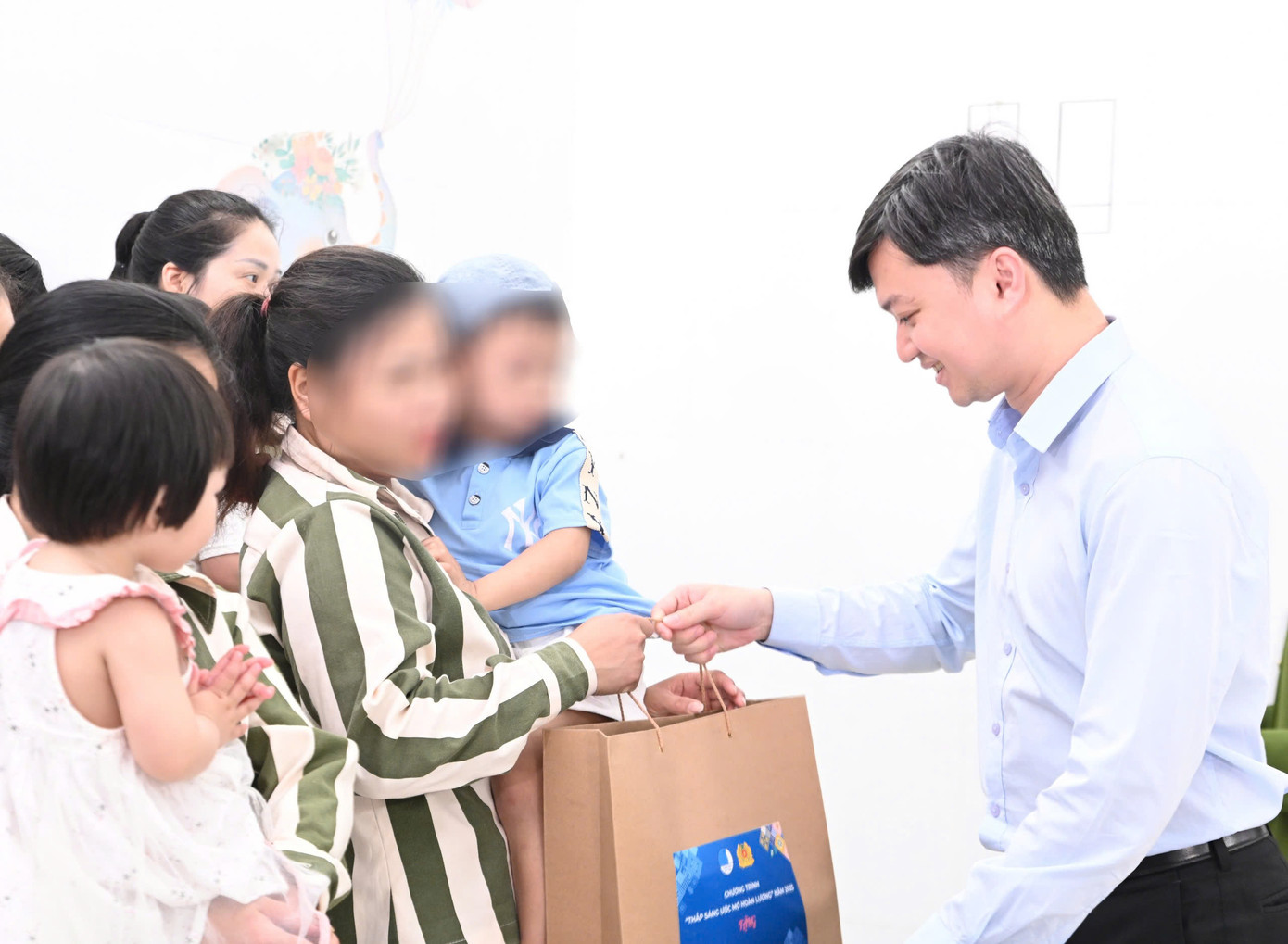 Ban tổ chức đã trao quà tặng các phạm nhân hoàn cảnh khó khăn, rèn luyện, cải tạo tốt.