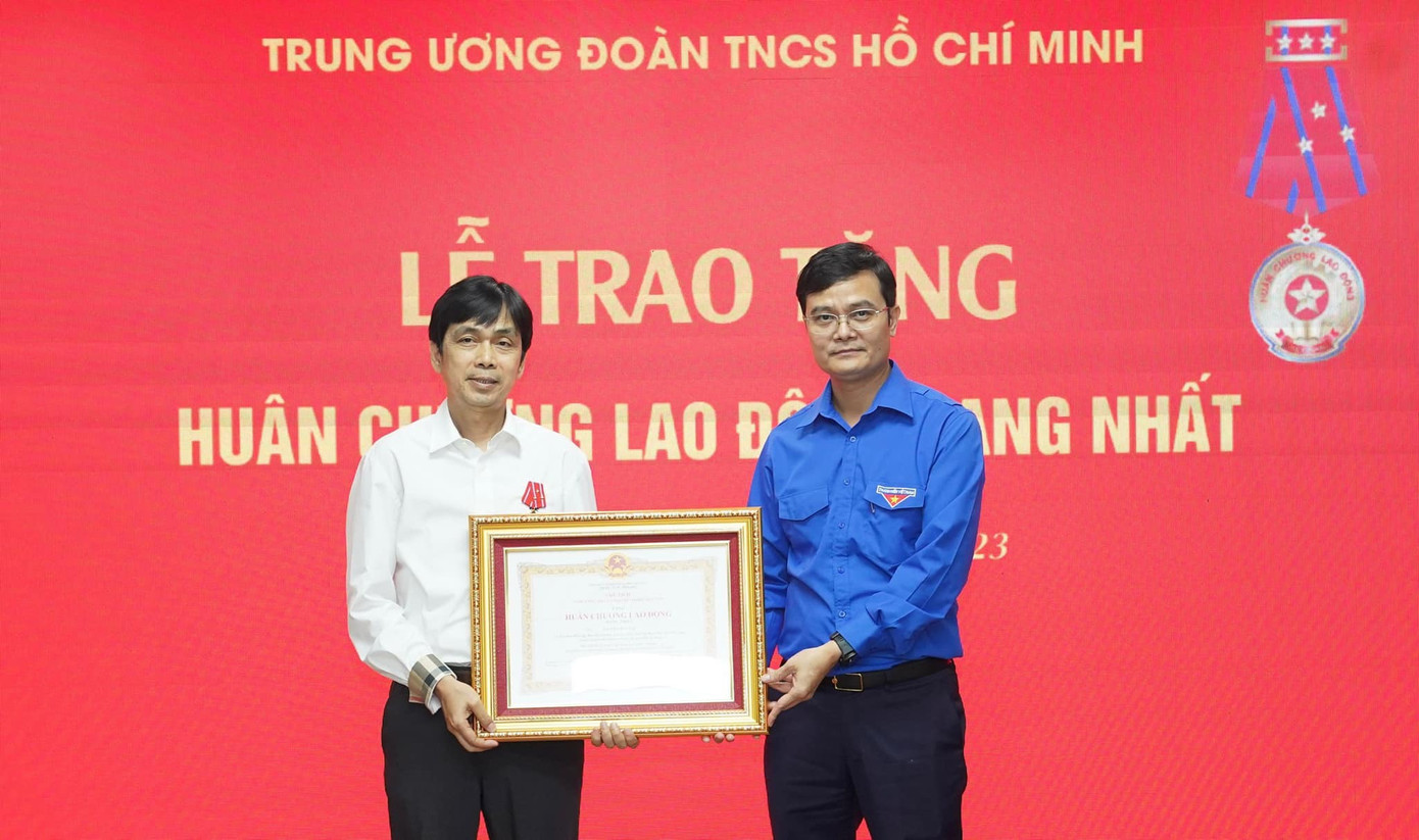 Anh Bùi Quang Huy - Ủy viên dự khuyết T.Ư Đảng, Bí thư thứ nhất T.Ư Đoàn, trao Huân chương Lao động hạng Nhất tặng Nhà báo Nguyễn Huy Lộc. Ảnh: NHƯ Ý