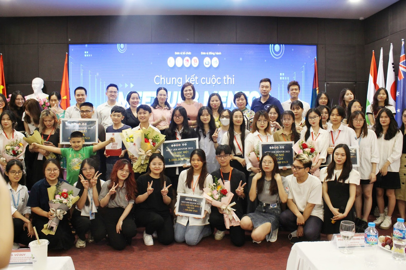Cuộc thi “Meet UEB Mentor” 2023 do trường ĐH Kinh tế (ĐHQG) Hà Nội và Quỹ Hỗ trợ phát triển thanh niên (FYE) phối hợp tổ chức.
