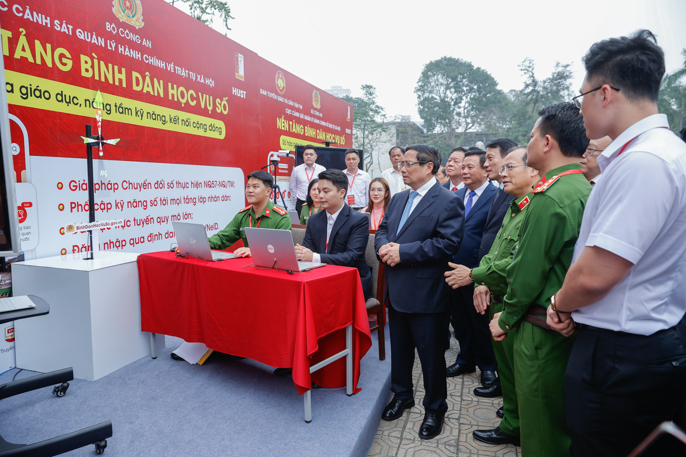 Phát động phong trào ‘Bình dân học vụ số’ và ra mắt nền tảng đào tạo quốc gia.