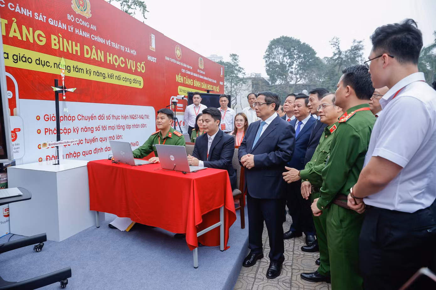 Phát động phong trào ‘Bình dân học vụ số’ và ra mắt nền tảng đào tạo quốc gia.