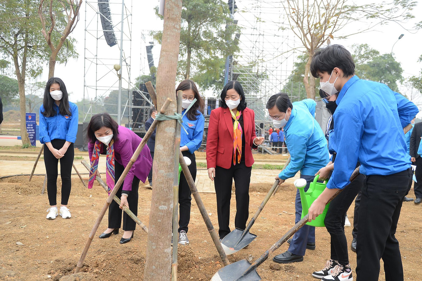 Ngay sau lễ khởi động, T.Ư Đoàn tổ chức hoạt động trồng cây xanh ngay tại khuôn viên ĐHQG Hà Nội (cơ sở Hoà Lạc). Ảnh: DƯƠNG TRIỀU Ngay sau lễ khởi động, T.Ư Đoàn tổ chức hoạt động trồng cây xanh ngay tại khuôn viên ĐHQG Hà Nội (cơ sở Hoà Lạc). Ảnh: DƯƠNG TRIỀU